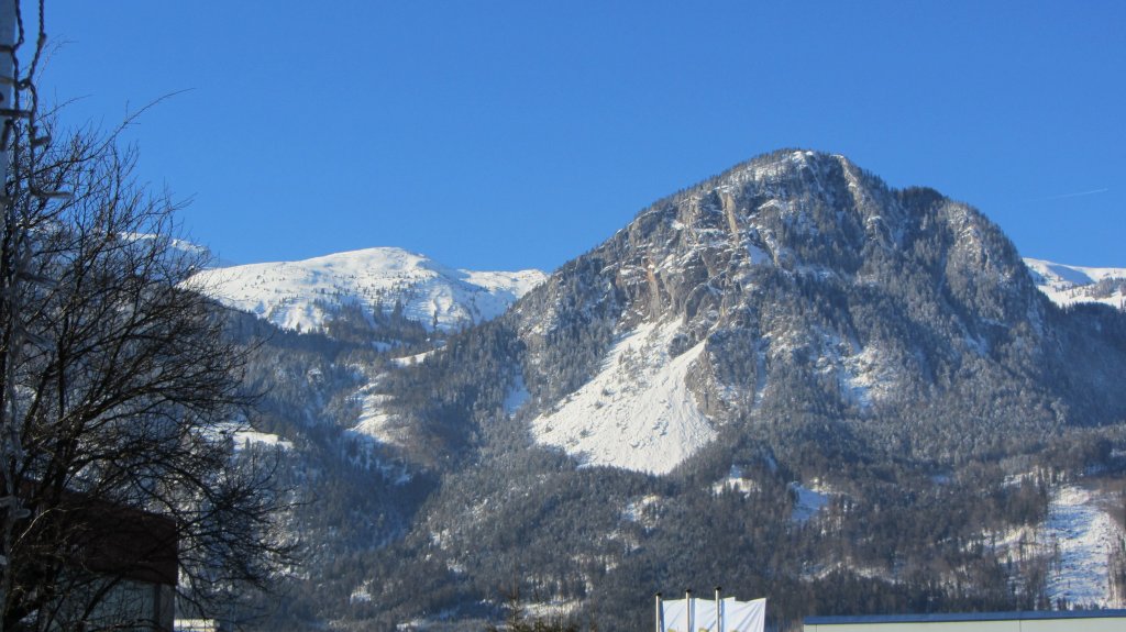 Blick auf das verschneite Sonnwendjoch in Kramsach am 15.1.2012.