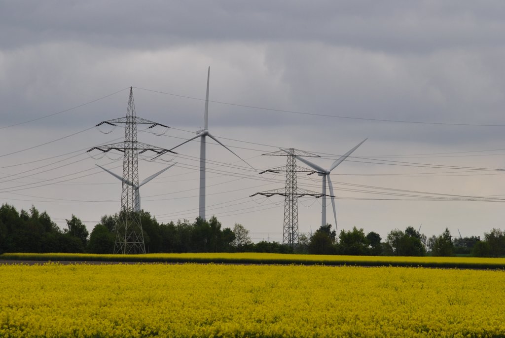 Blick auf Windkraftrder zwischen Lehrte & Sehende/Niedersachen, am 13.05.2010.