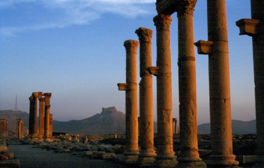 Blick aus der antiken Ruinenstadt der Oase Palmyra in der syrischen Wste, kurz nach Sonnenaufgang, auf die arabische Zitadelle im Mai 1986