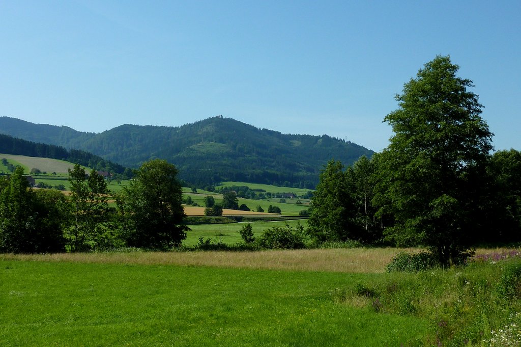 Blick aus dem Elztal zum 907m hohen Hrnle mit der Wallfahrtskapelle, Juli 2012