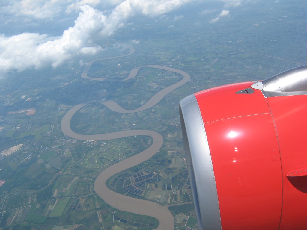 Blick aus dem Flugzeug auf eine Landschaft bei Bangkok mit einem mandernden Flu am 15.09.2008