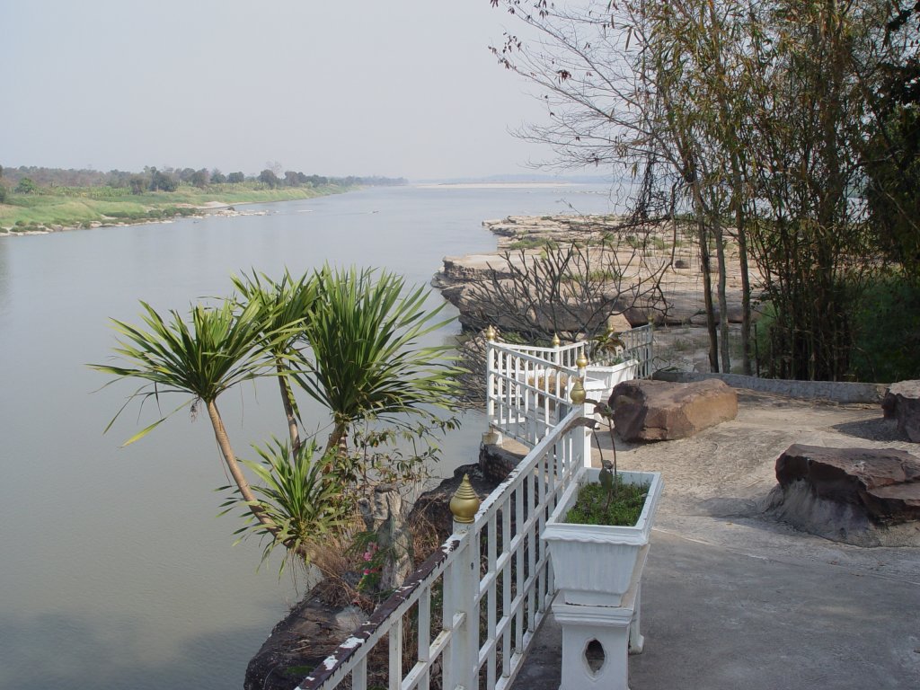 Blick aus einer direkt oberhalb des Mekong in Thailand gelegenen Tempelanlage am 10.02.2011 auf den Flu und das gegenberliegende Ufer Laos