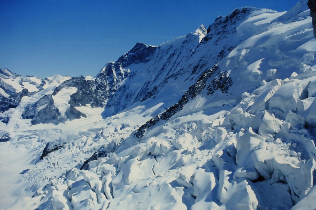 Blick aus der im Tunnel der Jungfraubahn gelegenen Station Eismeer auf ein Gletschergebiet des Eiger.