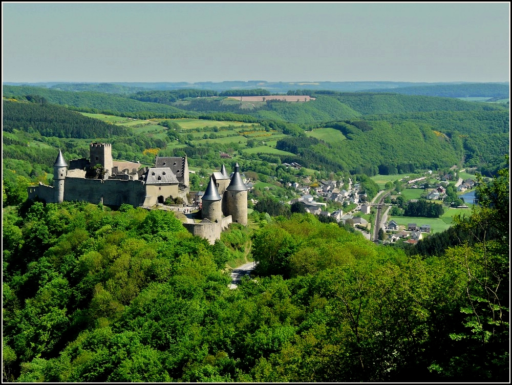 Blick vom Aussichtpunkt  Uerbegsbierg  (419 m) auf die Burg Bourscheid mitten in der frhlingshaften Landschaft. 12.05.2008. (Jeanny) 