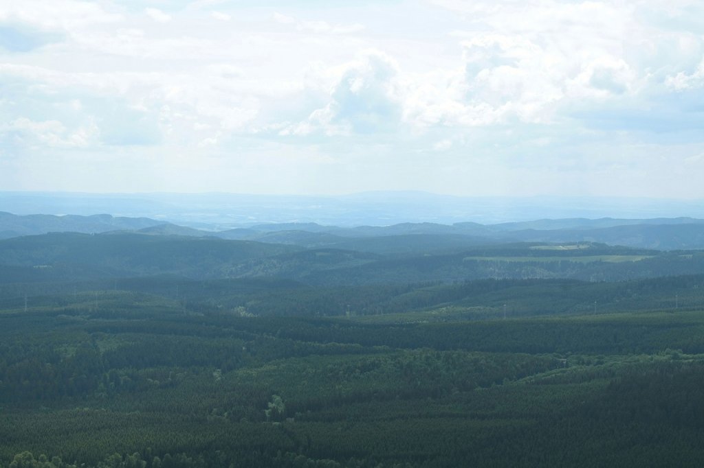 Blick von der Aussichtsplattform auf dem Wurmberg am Pfingstsonntag, dem 12.06.2011, ber den Sdharz bis zum Hohen Meiner in Hessen am Horizont.