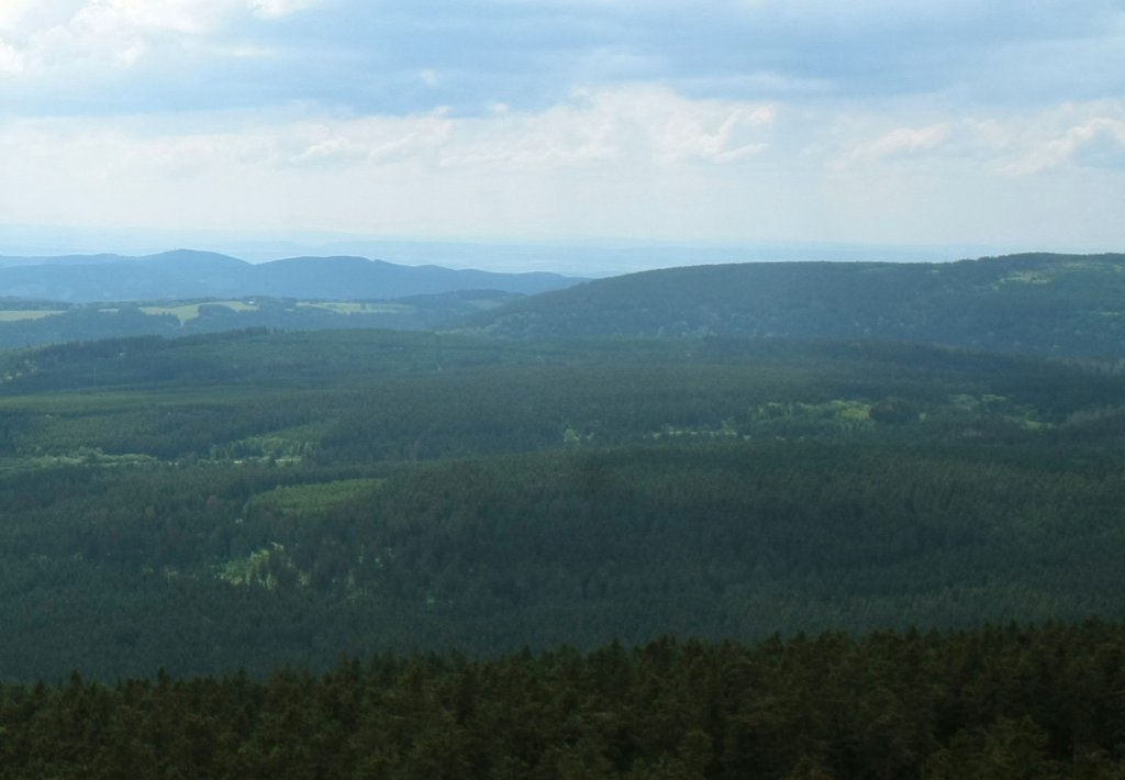Blick von der Aussichtsplattform im Schanzenturm auf dem Wurmberg am Pfingstsonntag, dem 12.06.2011, über Rehberg und Südwestharz mit dem Großen Knollen bis zu den Kasseler Bergen am Horizont.