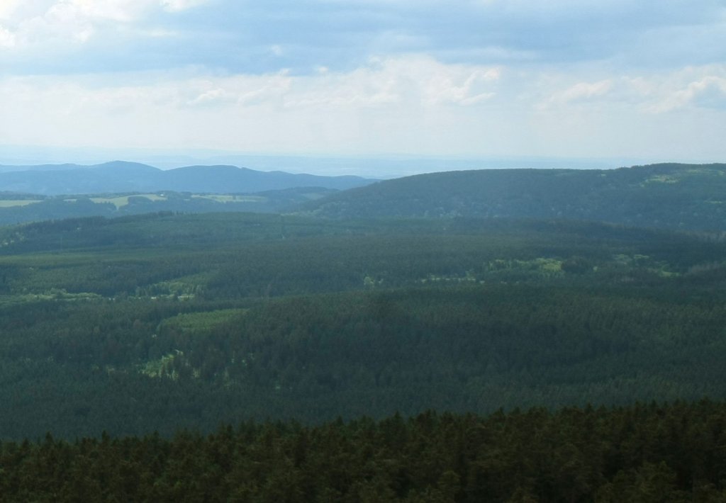 Blick von der Aussichtsplattform im Schanzenturm auf dem Wurmberg am Pfingstsonntag, dem 12.06.2011, ber Rehberg und Sdwestharz mit dem Groen Knollen bis zu den Kasseler Bergen am Horizont.