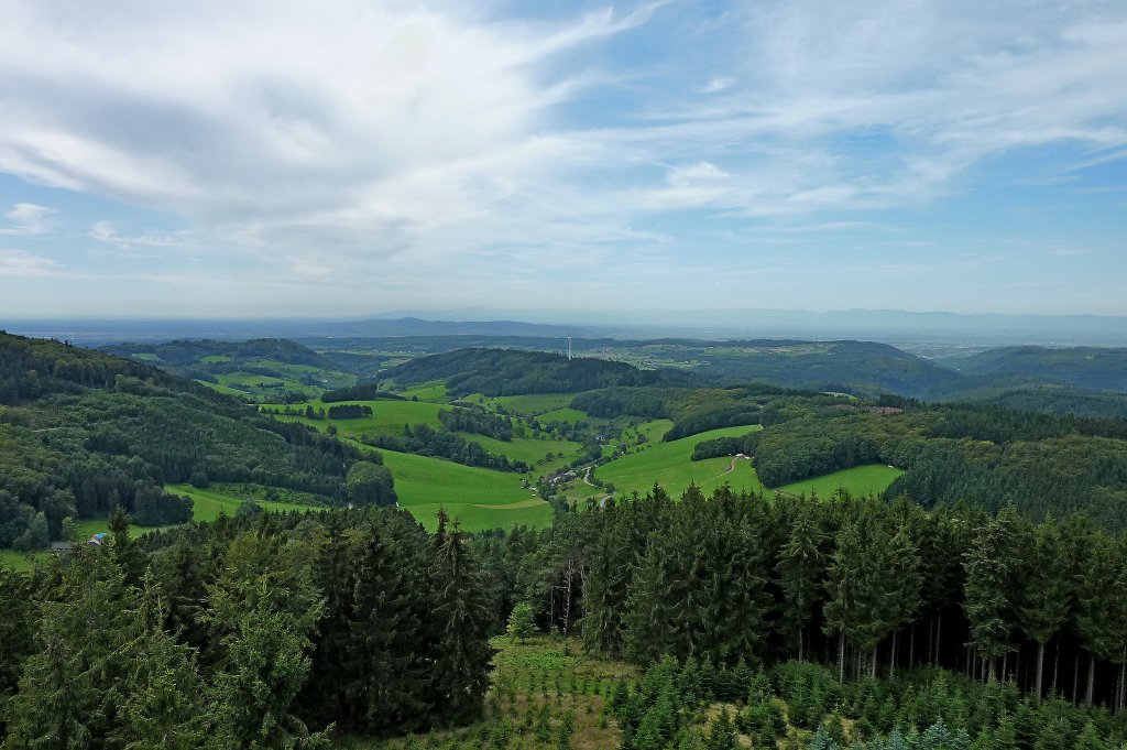 Blick vom Aussichtsturm auf dem 744m hohen Hnersedel im mittleren Schwazwald, im Hintergrund der Kaiserstuhl und am Horizont die Vogesen, Aug.2011