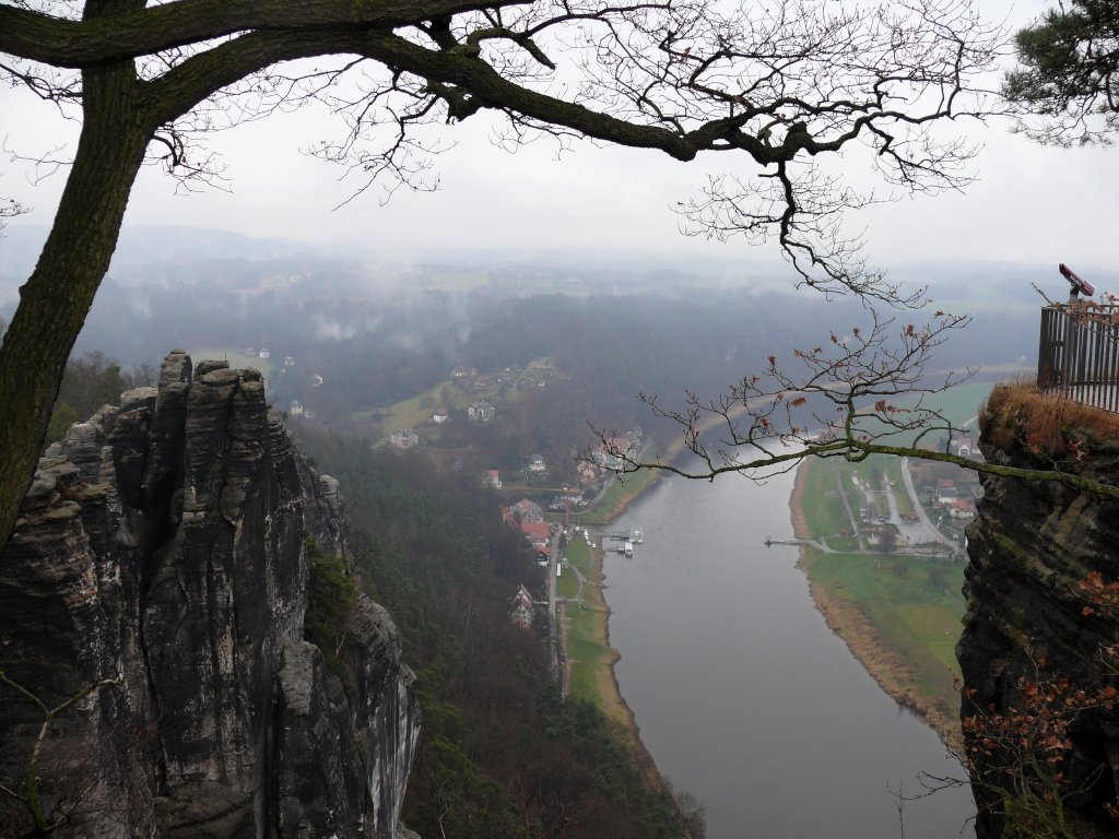 Blick von der Bastei auf Rathen an der Elbe. Schsische Schweiz. 07.12.2009.