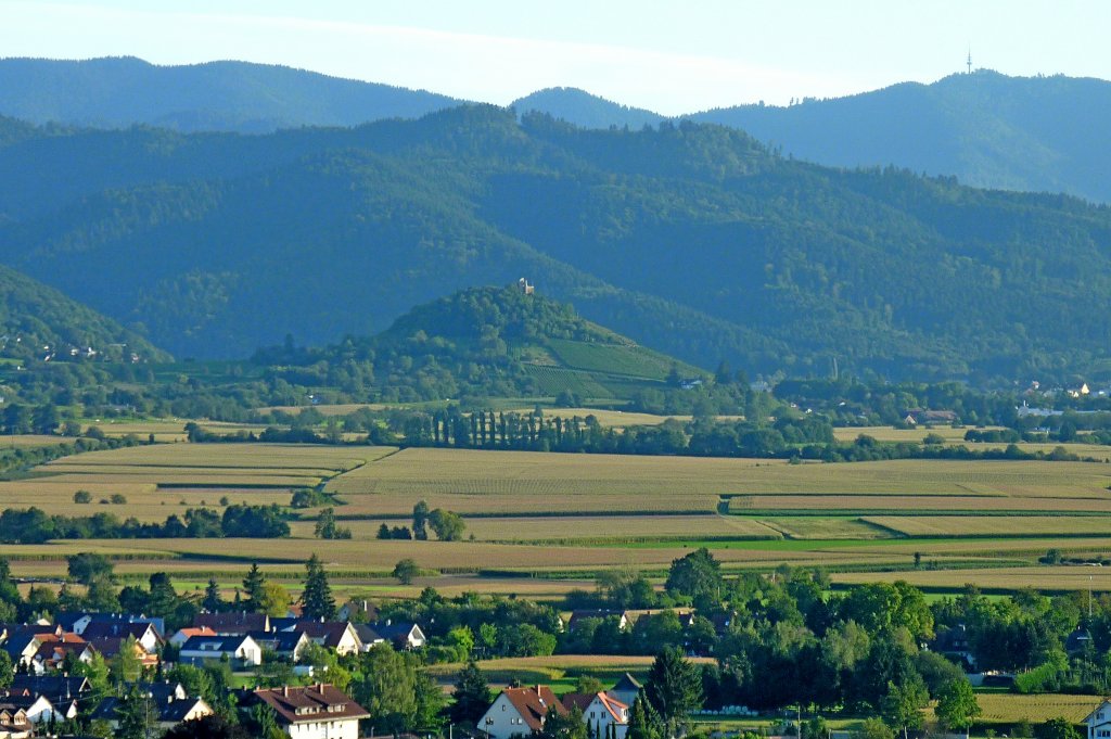 Blick vom Batzenberg zum Schwarzwald und der Burg Staufen, Sept.2012