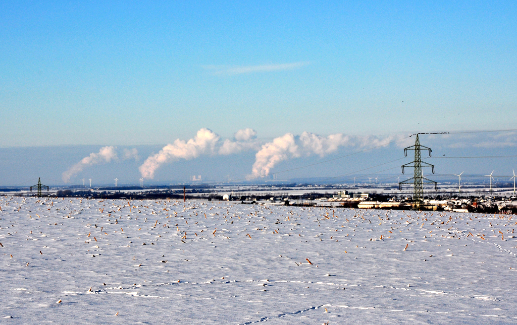 Blick von Billig bei Euskirchen ber die Klner Bucht mit den  Kraftwerk-Rauchfahnen  bei Bergheim im Hintergrund - 18.12.2010