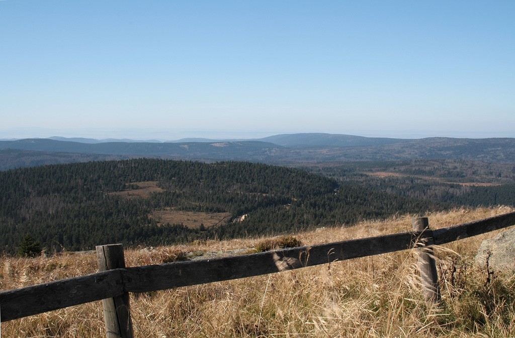 Blick vom Brockengipfelplateau am 02.10.2011 Richtung Sdwesten ber den Knigsberg, den Rehberg, den Groen und Kleinen Sonnenberg, Auf dem Acker, den Bruchberg bis zum Hohen Meiner in Hessen (links am Horizont) und dem Reinhardswald (rechts am Horizont).