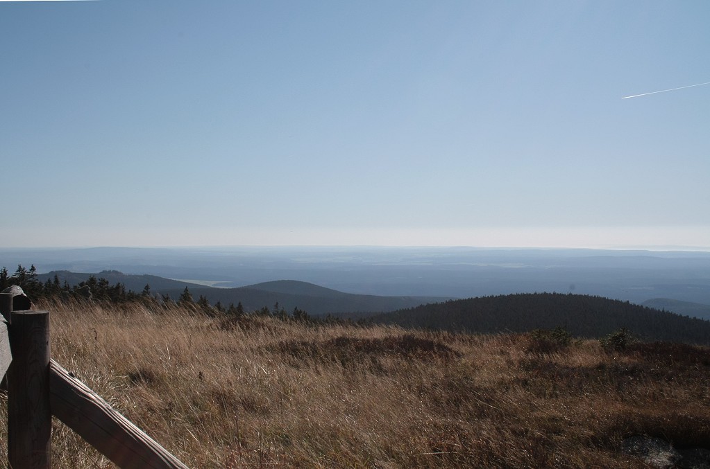 Blick vom Brockengipfelplateau am 02.10.2011 zu den Hohneklippen, dem Erdbeerkopf, der Heinrichshhe (von links) und ber den Ostharz mit dem Ramberg und dem Groen Auersberg in der Ferne.