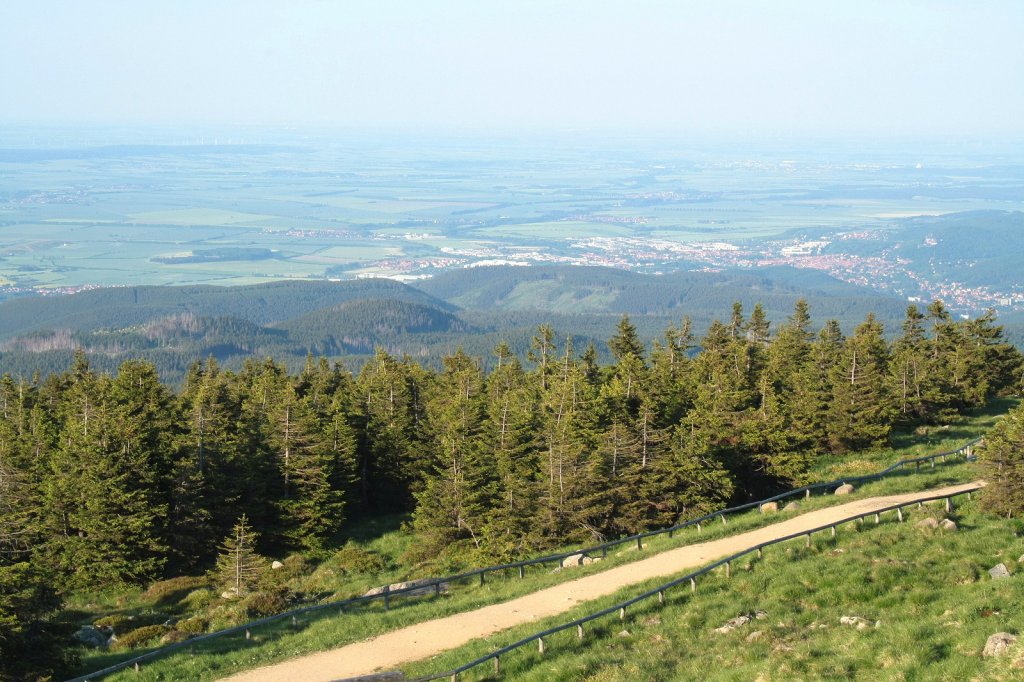 Blick vom Brockengipfelplateau am 30.05.11 ber Wernigerode, das Harzvorland mit Halberstadt und dem Huy bis zu Magdeburg in der Ferne dicht unter dem Horizont.