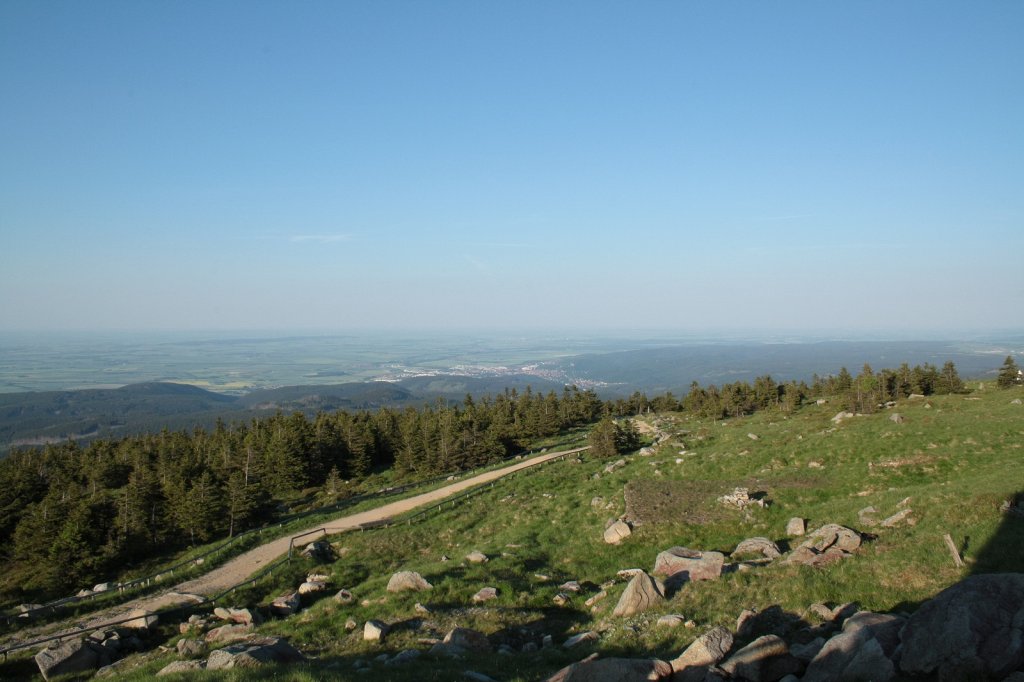 Blick vom Brockengipfelplateau am 30.05.11 ber Wernigerode ins Harzvorland.