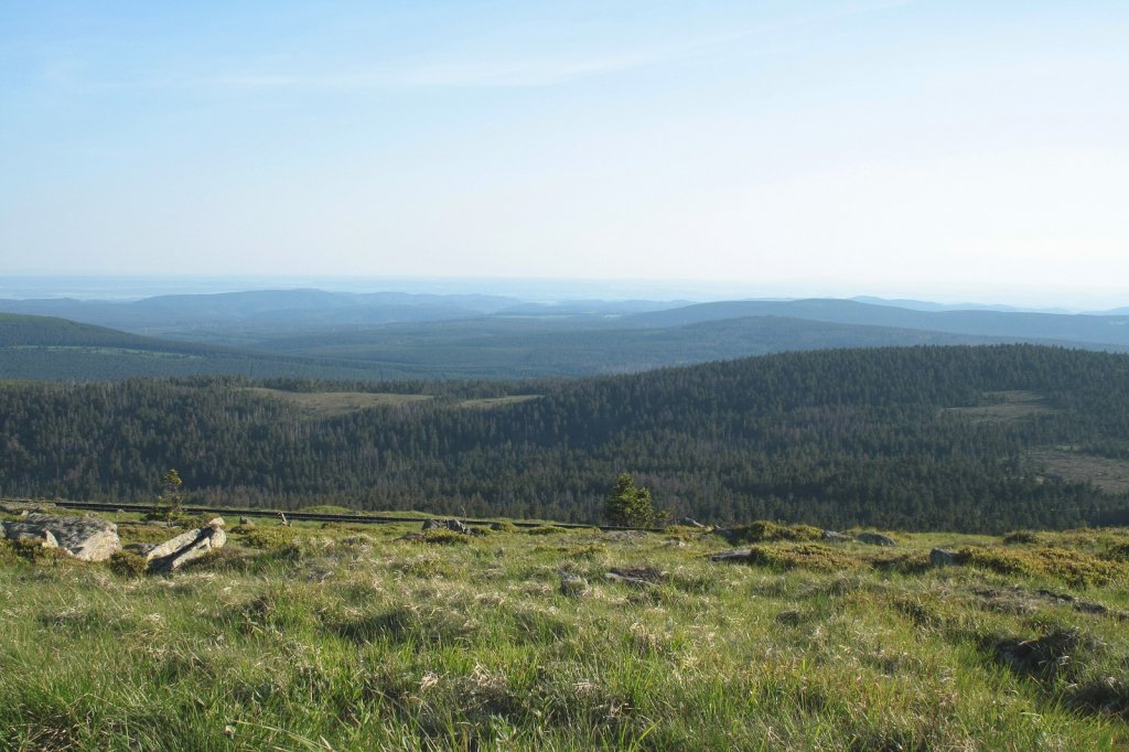 Blick vom Brockengipfelplateau am 30.05.2011 ber dessen Heidelandschaft, den Knigsberg, den Sdwestharz bis zum Hohen Meiner in Hessen (rechts am Horizont).