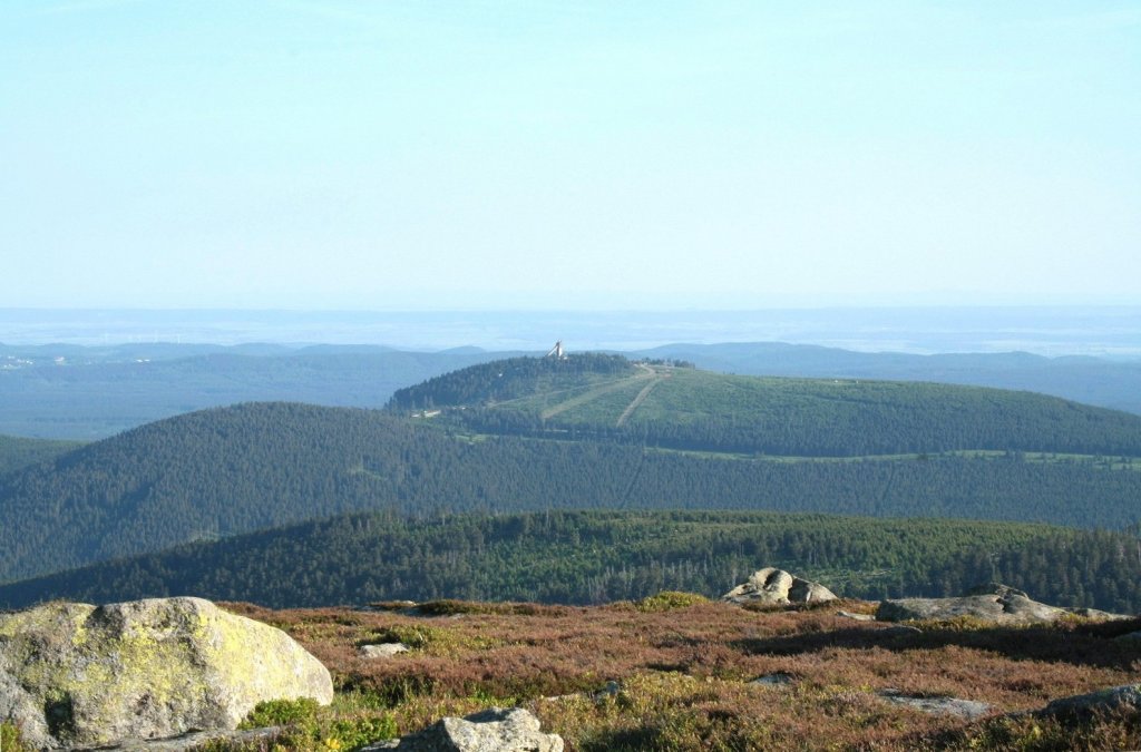 Blick vom Brockengipfelplateau am 30.05.2011 ber seine Heidevegetation, den Rcken des Knigsbergs, den Wurmberg mit der Skisprungschanze und sdharzer Berge bis zum Thringer Wald am Horizont. Schne Abendstimmung mit grandioser Sicht.