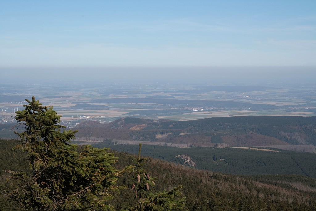 Blick vom Brockengipfelplateau Richtung Nordwesten ber Bad Harzburg (links am Harzrand), Vienenburg Richtung Salzgitter (links) und Braunschweig, Wolfenbttel (rechts).