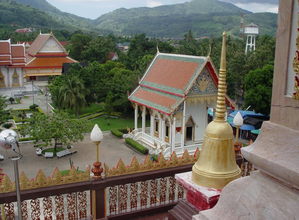 Blick vom Chedi einer Tempelanlage auf der Insel Phuket am 20.10.2006