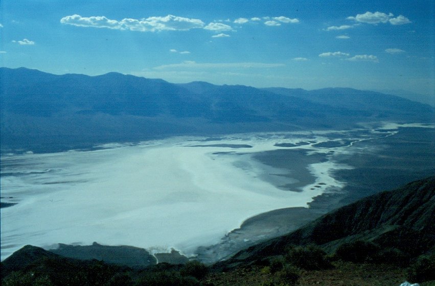 Blick von  Dantes View  im Death Valley auf die  Salzseen  im Todestal. (Juli 1998)
