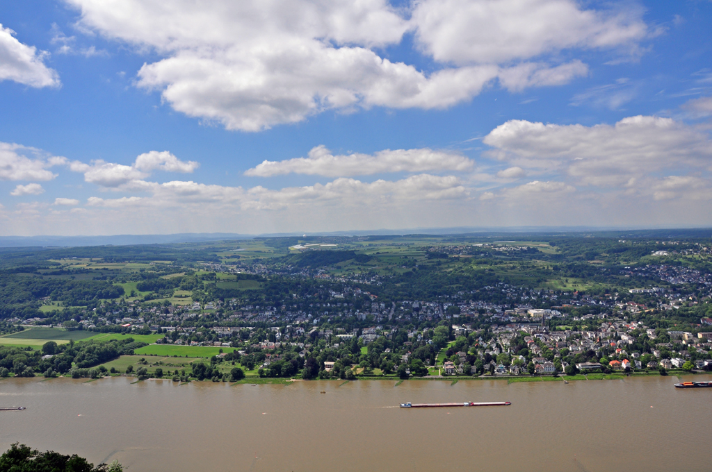 Blick vom Drachenfels nach Sd-Westen ber den Rhein in Richtung Eifel - 13.06.2010