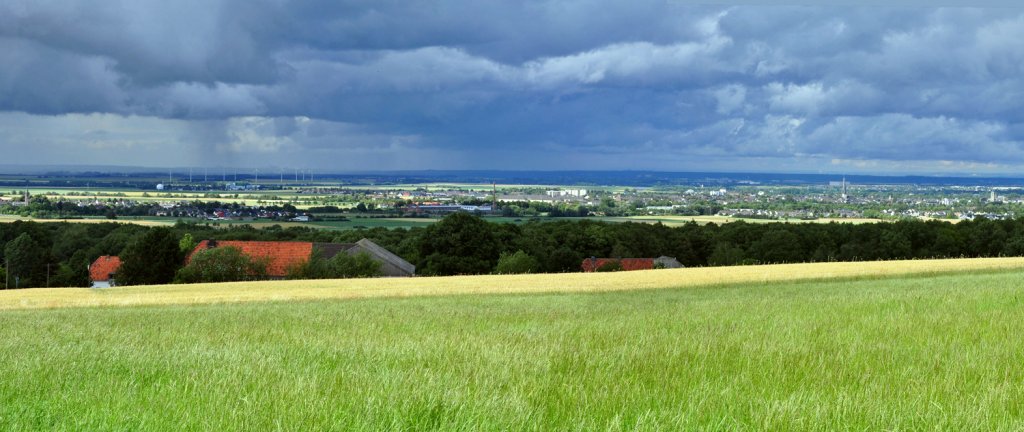 Blick von der Eifel ber Euskirchen in Richtung Norden mit Regenwolken - Euskirchen 22.06.2011