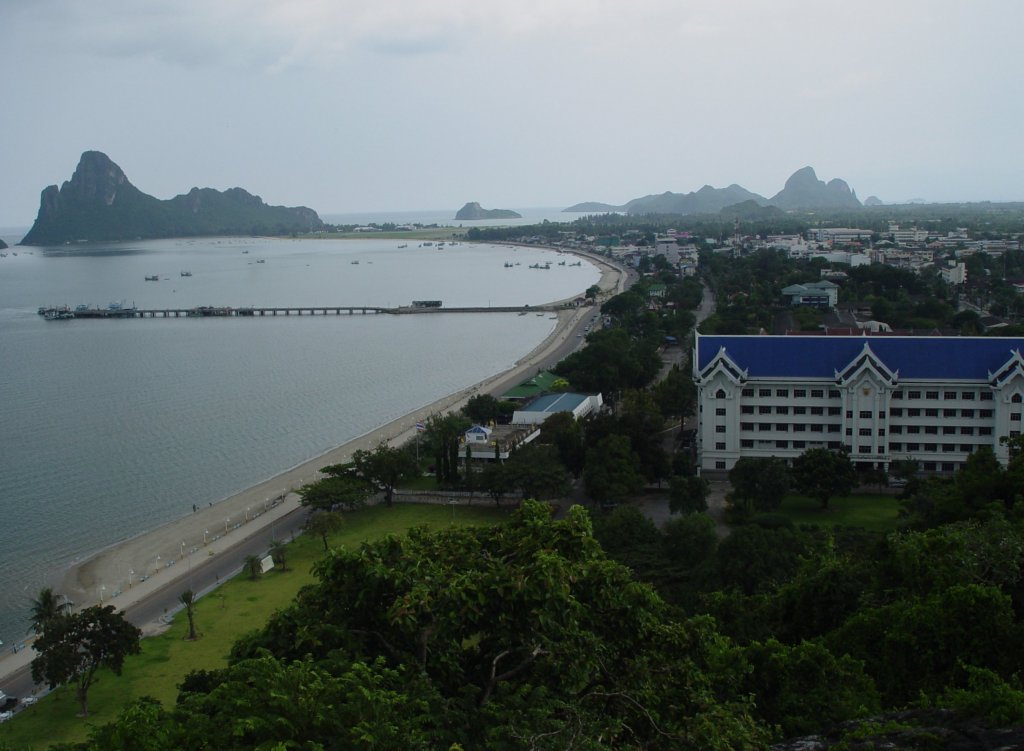 Blick von einem Affenfelsen hinunter auf Bucht und Halbinsel bei Prachuap Khiri Khan in Sdthailand am 20.09.2006