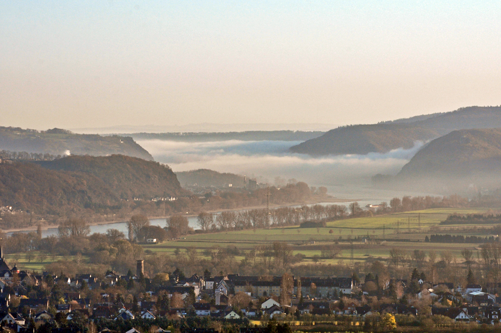 Blick von der  Erpeler Ley  ber Kripp in Richtung Bad Hnningen mit Nebelfeldern ber`m Rheintal - 28.11.2011