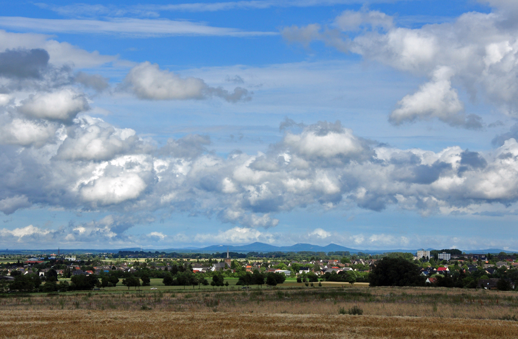 Blick von Euskirchen ber die Landschaft bei Bonn auf das Siebengebirge - 22.06.2011