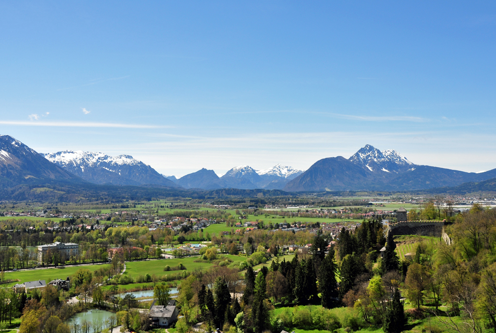 Blick von der Festung Hohensalzburg ber den Flughafen Salzburg in die  Berchtesgadener Gebirgslandschaft - 25.04.2012