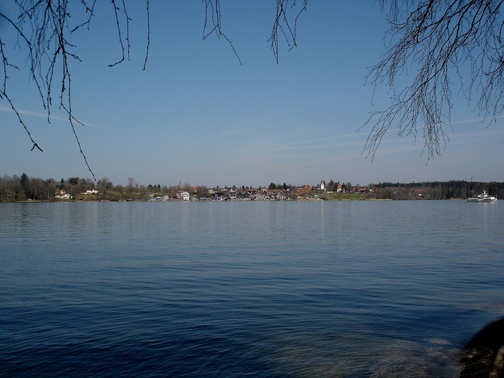 Blick von der Fraueninsel im Chiemsee auf den Ort Gstadt, hier besteht eine stndige Fhrverbindung zur Insel, April 2006