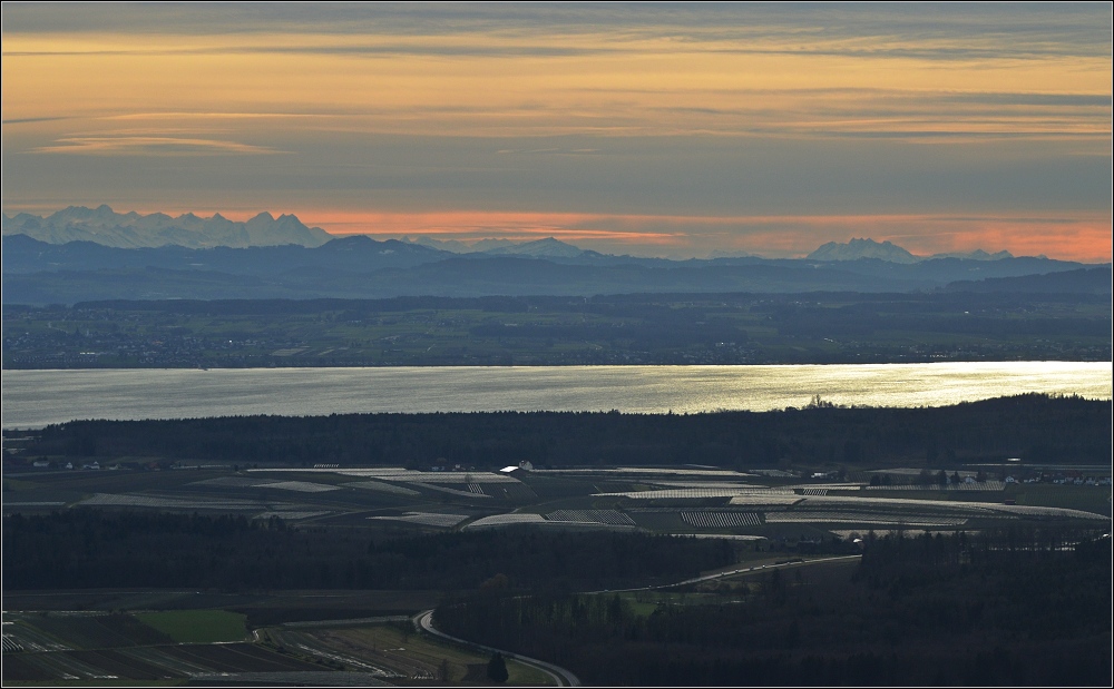 Blick vom Gehrenberg bei Markdorf/Baden ber den Bodensee bei Fhnwetter. Im Hintergrund sind einige der hheren Alpengipfel sichtbar. Die gesamte Gruppe hoher Gipfel sind die Berge des Berner Oberland. Von links, Agassizhorn, Lauteraarhorn ( zackig ), Schreckhorn (erscheint am hchsten), Gross Fiescherhorn (oder/und Aletschhorn), Rosenhorn, Mittelhorn, Wetterhorn, Mnch, Jungfrau und Eiger zu sehen. Die Gruppe eine Stufe tiefer mit Mnnlichen und Lauberhorn. Das langgestreckte Dreieck in der Bildmitte ist der Rigi, die kompakte hhere Gruppe rechts ist der Pilatus und dazwischen im Dunst das Brienzer Rothorn.