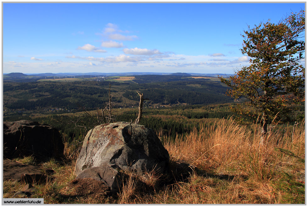 Blick vom Gipfel des Jelen Hora (Hassberg) hinber nach Sachsen - 09.10.2011