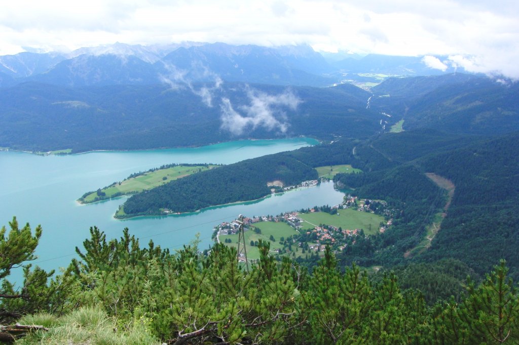 Blick vom Herzogstand in Richtung Walchensee und Wallgau am 27.7.2010