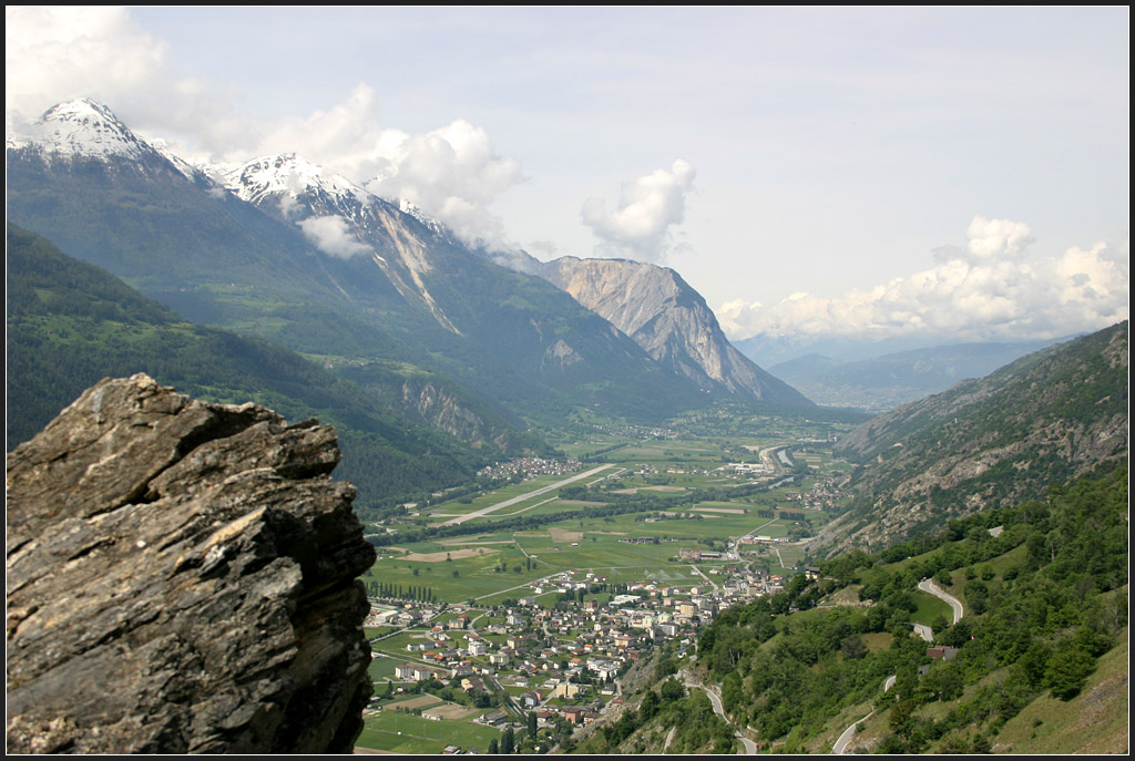 Blick ins Rhonetal - 

Nahe dem Luegelkinnviadukt an der Lötschberg-Südrampe,

19.05.2020 (M)