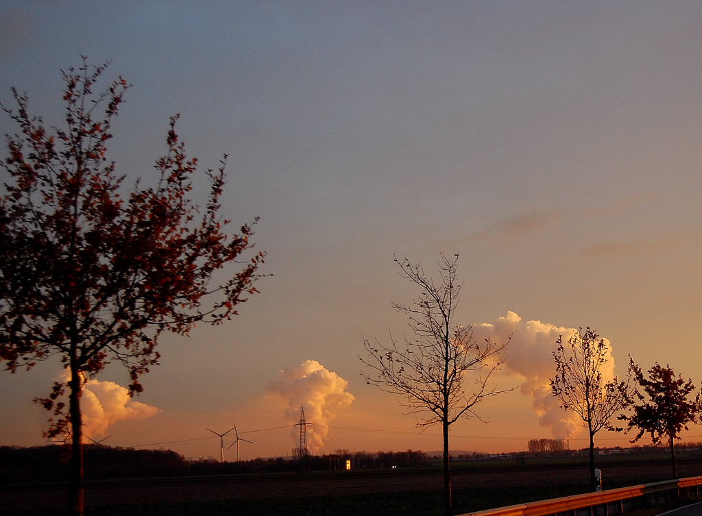 Blick von Kaarst-Bttgen in Richtung Grevenbroich, im Hintergrund sind die Khltrme der Kraftwerke Frimmerdorf, Neurath und Oberraussem zu sehen.Montag der 15. November 2010.