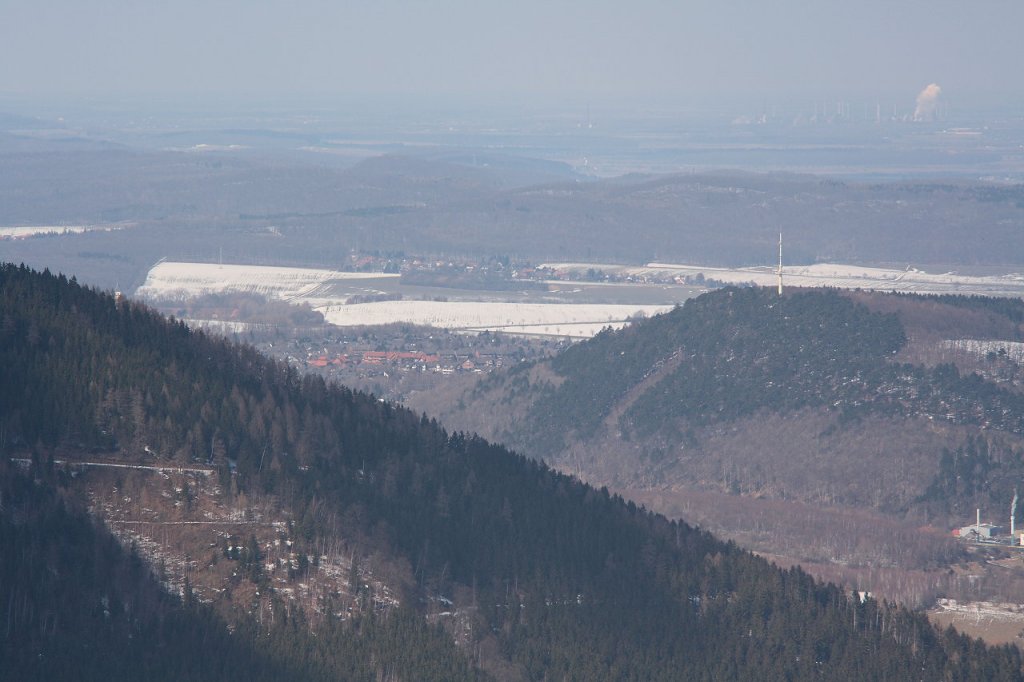 Blick von der Ksteklippe hoch ber dem Okertal ber das Harzvorland bis zum Industriegebiet von Salzgitter; Aufnahme vom Nachmittag des 07.04.2013