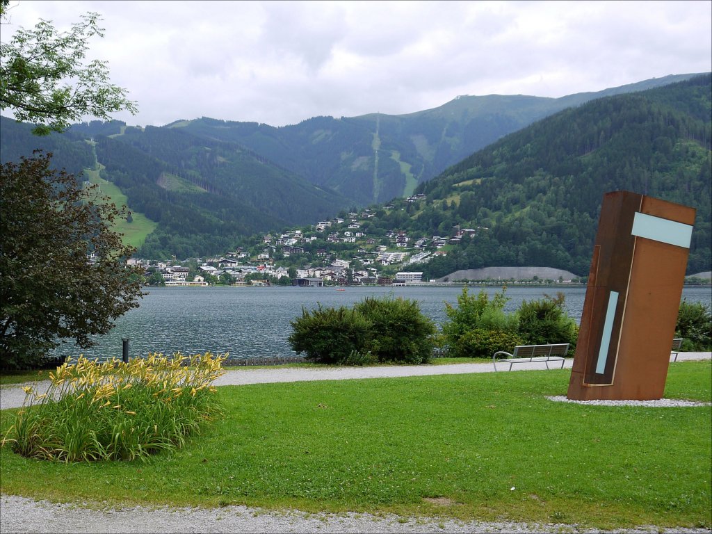 Blick vom Kurpark Thumersbach ber den Zeller See (1,5km x 3,8km) zur Schmittenhhe (1.965 m) am Rand der Kitzbheler Alpen; Zell am See, 25.07.2011
