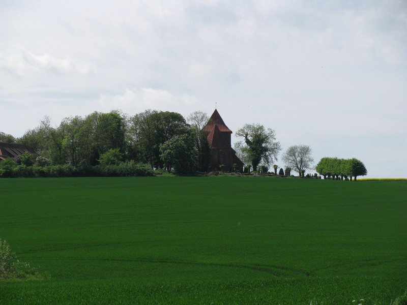 Blick von der L 01 zur Kirche von Hohenkirchen (NWM), 23.05.2010