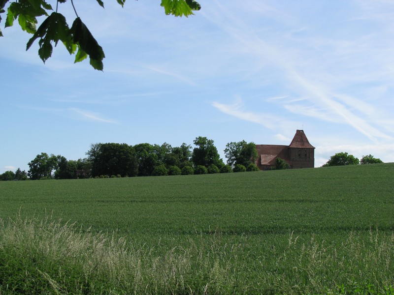 Blick von der L 01 zur Kirche von Hohenkirchen (NWM) 22.06.2010