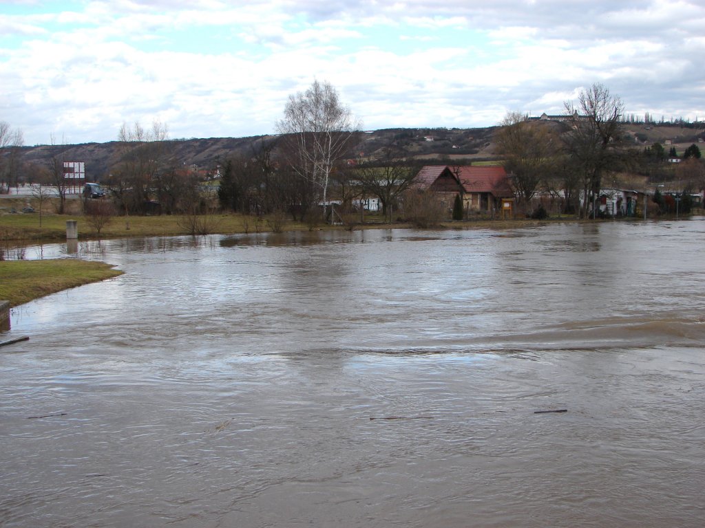 Blick von Laucha ber das Wehr mit Hochwasser Richtung Fliegerhorst - 28.02.2010