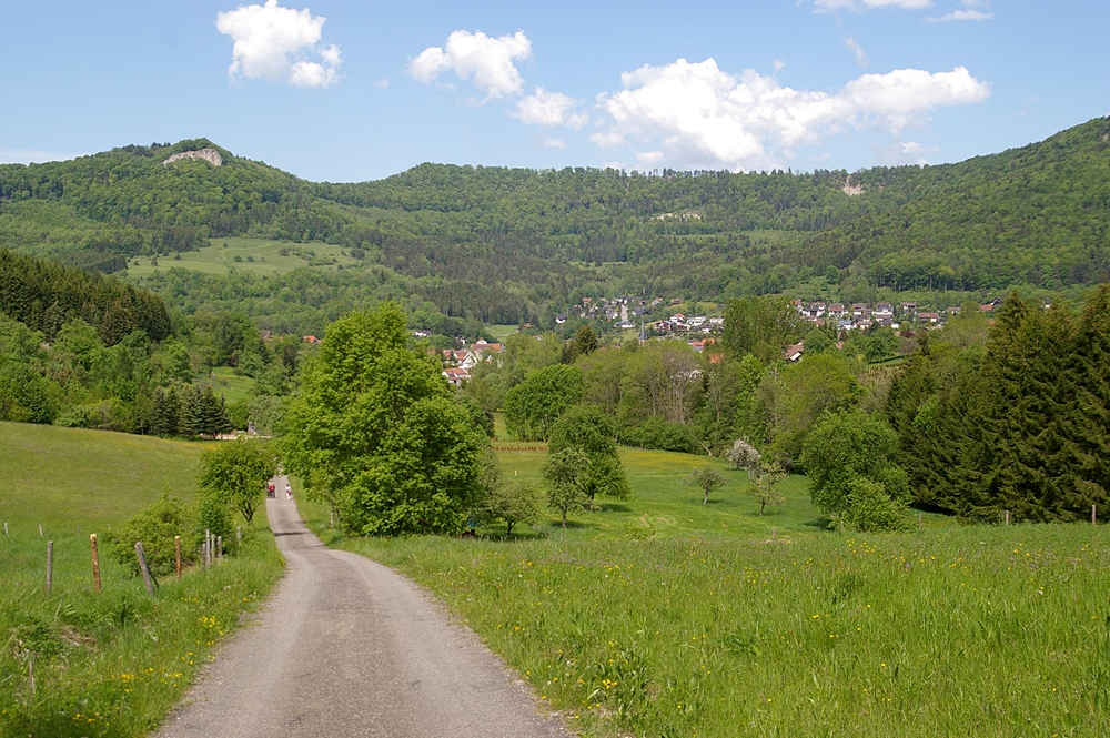 Blick von den Lauwiesen ber Albstadt-Laufen zur Schalksburg (links) und dem Heersberg. Aufgenommen am 20. Mai 2012.