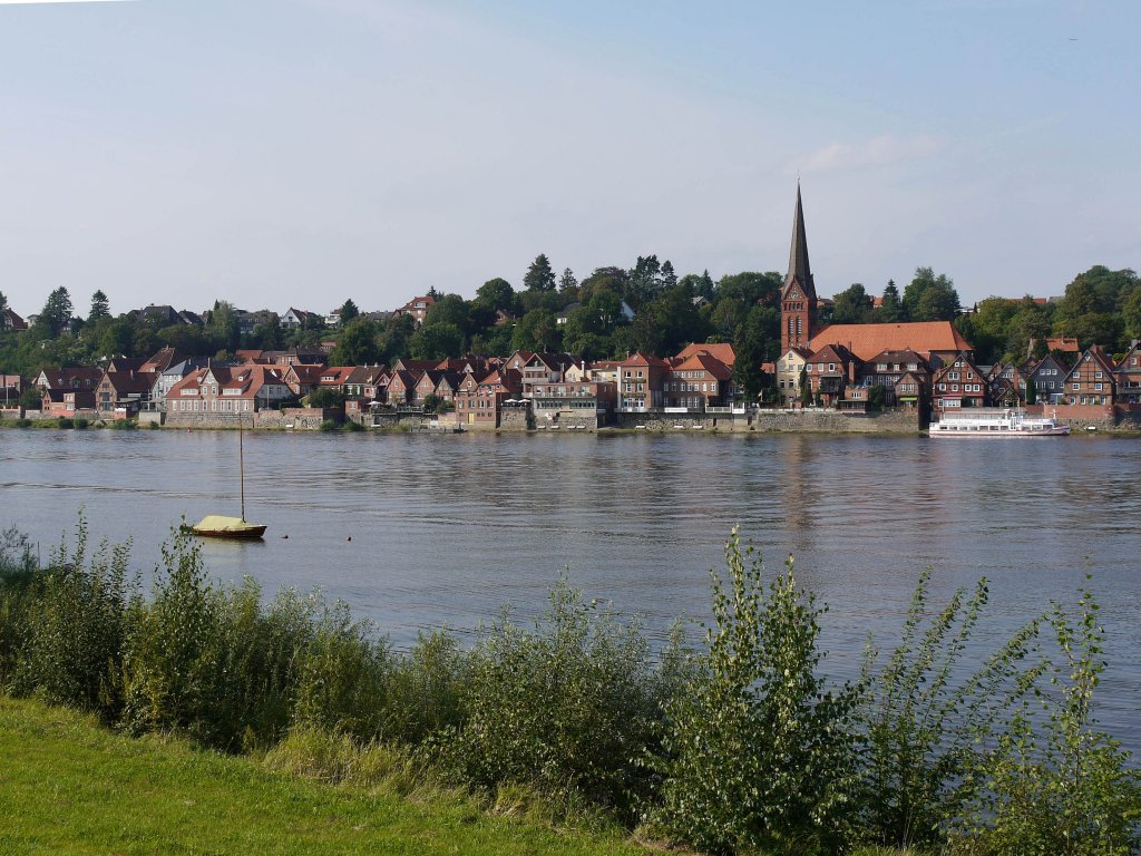 Blick vom linken Ufer (Niedersachsen) ber die Elbe auf das hbsche Stdtchen Lauenburg am rechten Ufer (Schleswig-Holstein); 0.209.2011
