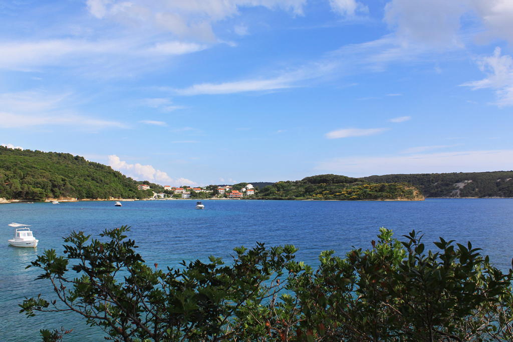 Blick in eine Meeresbucht bei Kampor auf der Insel Rab. 09.06.2011.