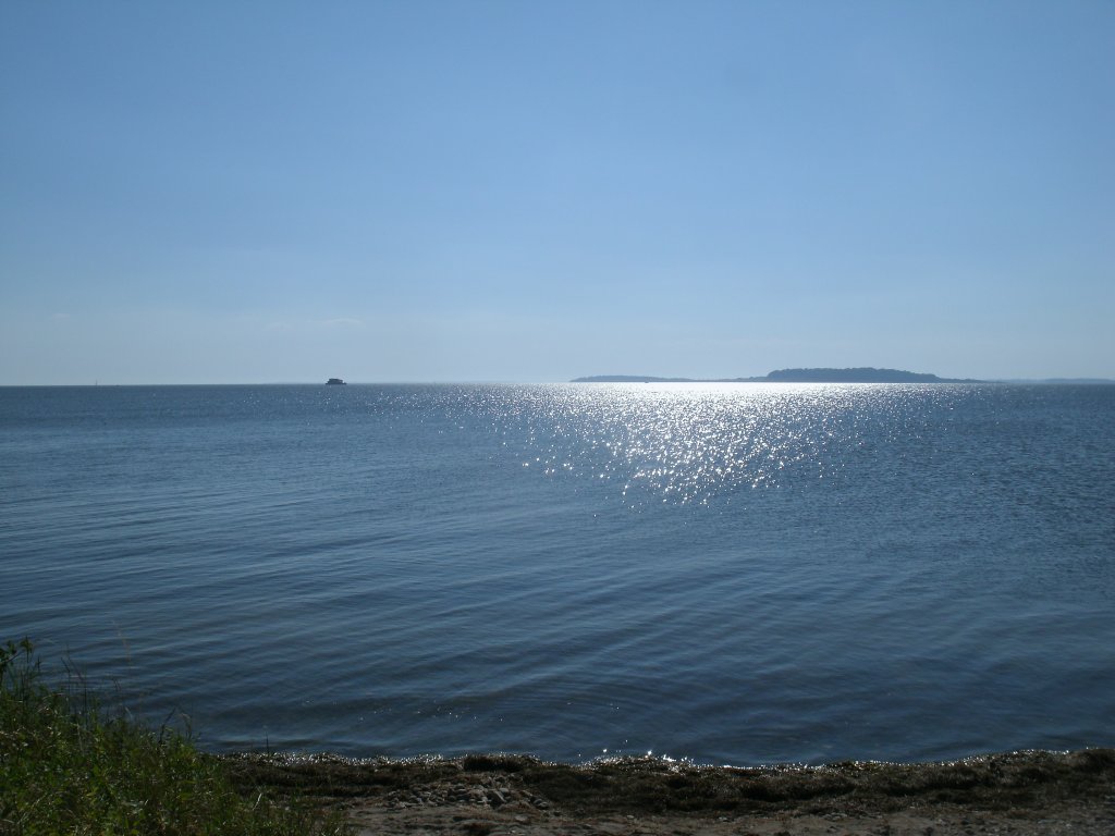 Blick von Neu Reddevitz ber den Rgenschen Bodden zur Insel Vilm.Aufgenommen am 03.August 2013.