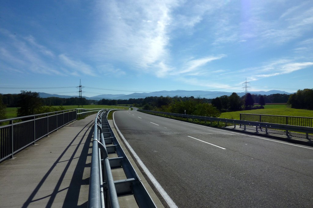Blick von der neuerbauten Straße zwischen Umkirch und Gottenheim auf den Schwarzwald, Okt.2012