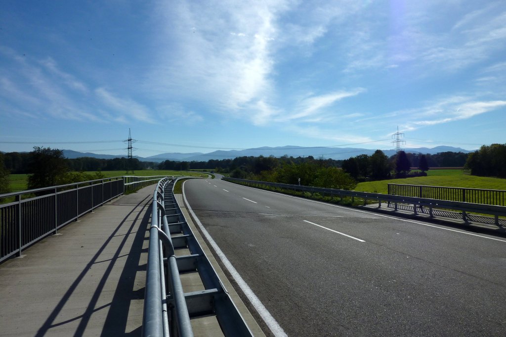 Blick von der neuerbauten Strae zwischen Umkirch und Gottenheim auf den Schwarzwald, Okt.2012