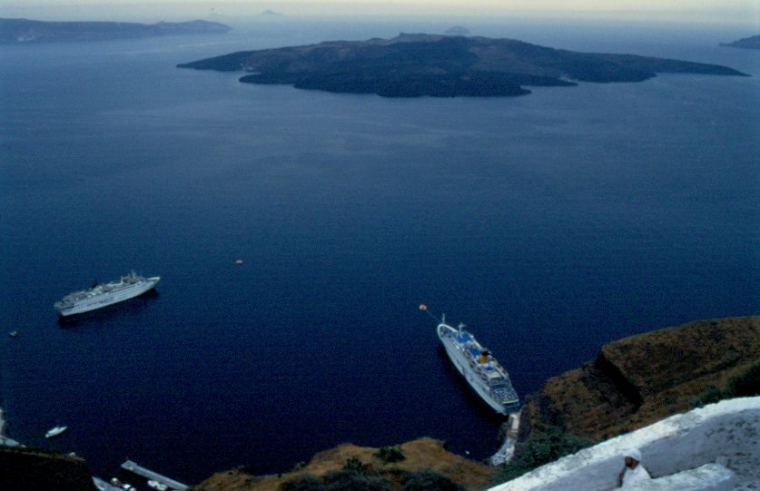 Blick vom Ort Santorin ber die Bucht, die ehemalige Caldera und die Insel, die aus dem mit Wasser gefllten Krater hervorschaut. Mai 1996