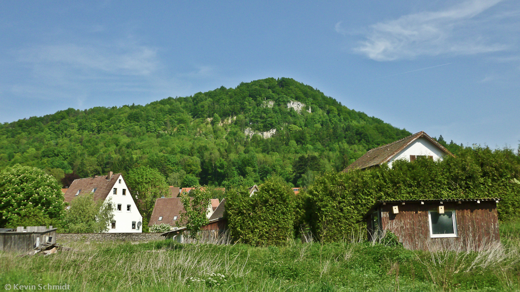 Blick vom Pommelsbrunner Ortsteil Hohenstadt zum oberhalb befindlichen Hohenstdter Fels, 19.05.2012.