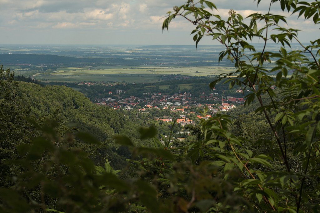 Blick von der Rudolfsklippe auf dem Winterberg hinunter auf Bad Harzburg und das Harzvorland; Aufnahme um die Mittagszeit des 22.06.2013...